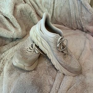 Neutral Hoka One One Clifton 7.5